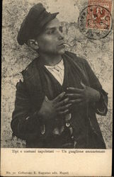 Tipi e costumi napoletani - Un guaglione ammartenate Postcard