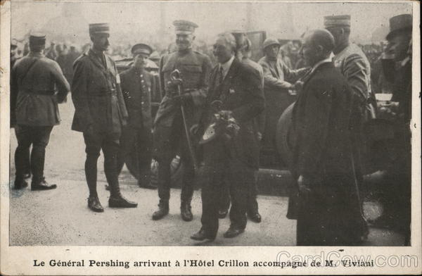 Le General Pershing Arrivant a l'Hotel Crillon Accompagne de M. Viviani