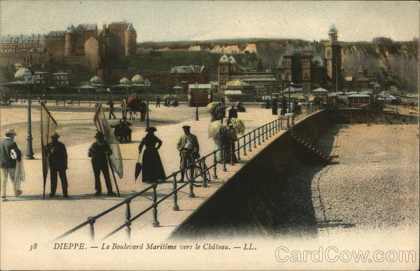 Le Boulevard Maritime vers le Chateau Dieppe France