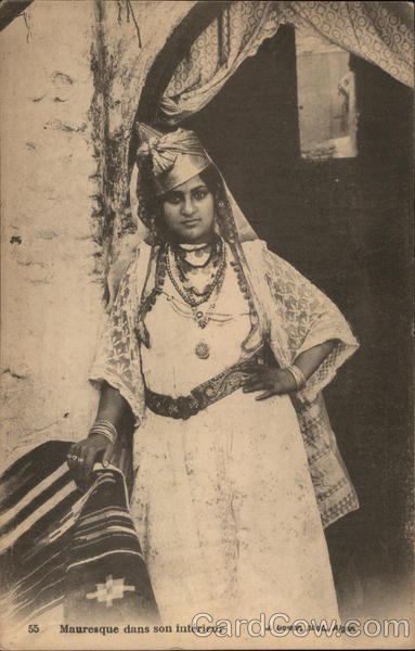 Mauresque dans son Interieur Arab