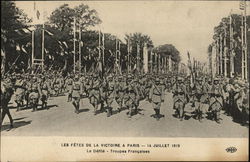 Le Defile - Troupes Francaises Postcard