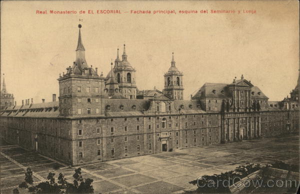 Real Monasterio de EL ESCORIAL. Salas capiturales, Vitrina con ornamentos bordados con ore, por los San Lorenzo de El Escorial