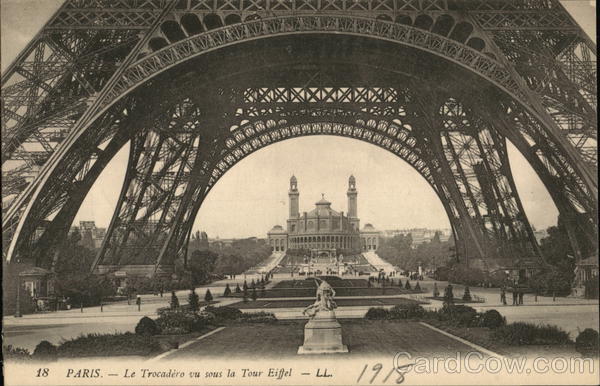 PARIS - Le Trocadiere vu sous la Tour Eifel France