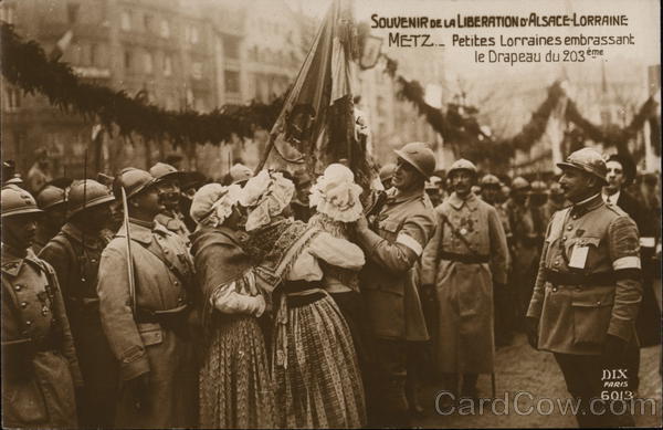Souvenir de la Liberation di Alsace-Lorraine: Metz. Petites Lorraines emrassant le Drapeau du 203eme