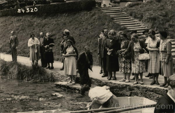 Tourists on Edge of Water Switzerland W. Masshardt kino
