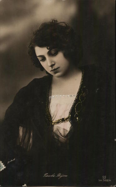 Paula Bijou Portrait Women