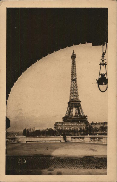 La Tour Eiffel Vue du Pont de Passy Paris France