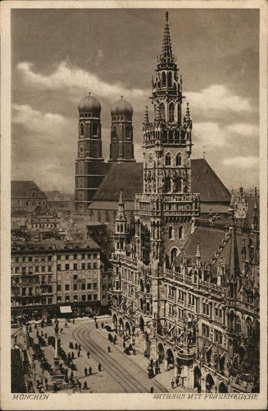 Munchen Rathaus mit Frauenkirchen Munich Germany