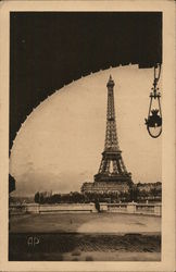 La Tour Eiffel Vue du Pont de Passy Paris, France Postcard