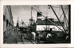 Descargando en el Malecon Postcard
