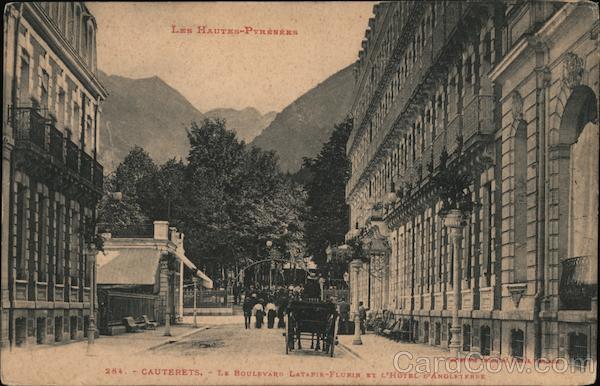 Boulevard Latapie-Flurin et L´Hôtel d´Angleterre Cauterets France