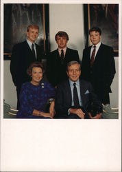 Staand van I.n.r. de Prins van Oranje Pr. Johan Friso en Pr. Constantijin, Zittend Koningin Beatrix en Prins Claus Postcard