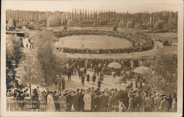 Sommerblumen am Funkturm Berlin 1943 Germany