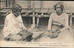 Femme ( Betsimisaraka) tressant une natte - LR cliche Herschell, Chawan, Tamatave Postcard
