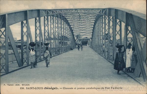236. SAINT-LOUIS (Senegal). - Chaussee et poutres paraboliques du Pont Faidherbe Saint Louis