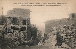 Route de Mopti à Bandiagara Village Habbé de Fiko sur un massif de roches escarpées Postcard