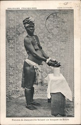 Femme de Jacqueville Faisant un bouquet de fleurs Postcard