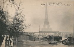 La Passerelle du Metro et la Tour Eiffel Postcard