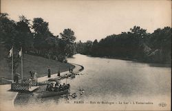 Bois de Boulogne - Le Lac - L'Embarcadere Postcard