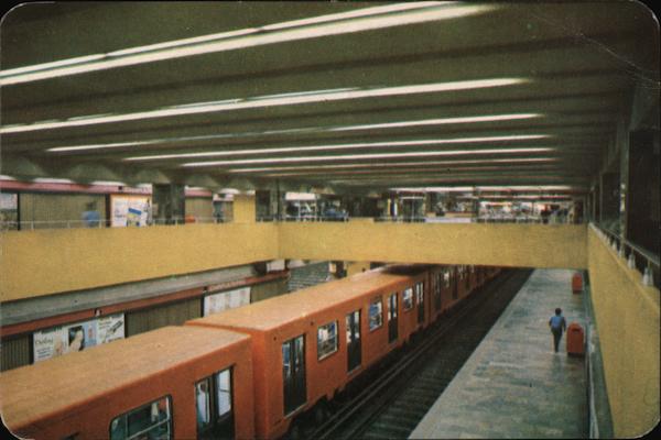 Interior de Metro, The fast, quiet Subway Mexico City District of Columbia
