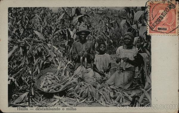 Huilla - descamisando o milho Angola Africa