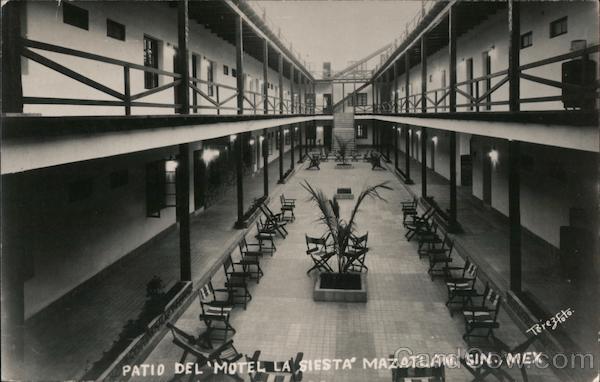 Patio - Del Motel la Siesta Mazatlan Mexico