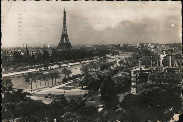 A sight of the Seine river, the Tour Eiffel and the Chaillot Palace ...