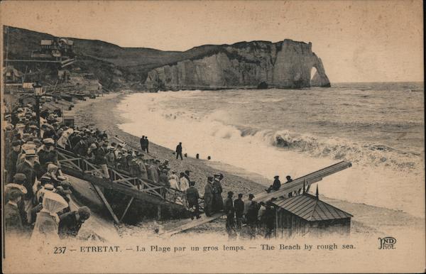 La Plage Par un Gros Temps. - The Beach by Rough Seas Etretat France