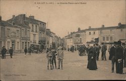 9. VALLET (L.-Inf.) - La Grande Place vers l'Ouest Postcard