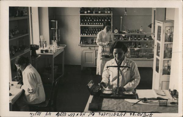 Women working in a laboratory
