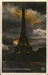 La Tour Eiffel au Crepuscule Postcard