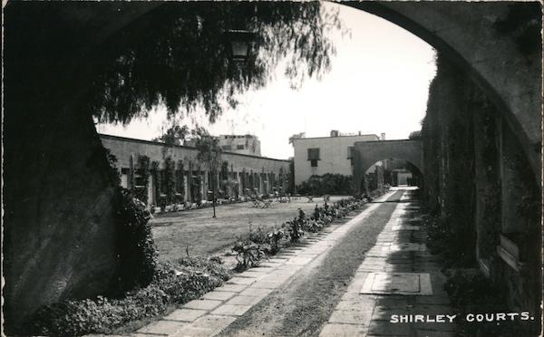 Shirley Courts Mexico City