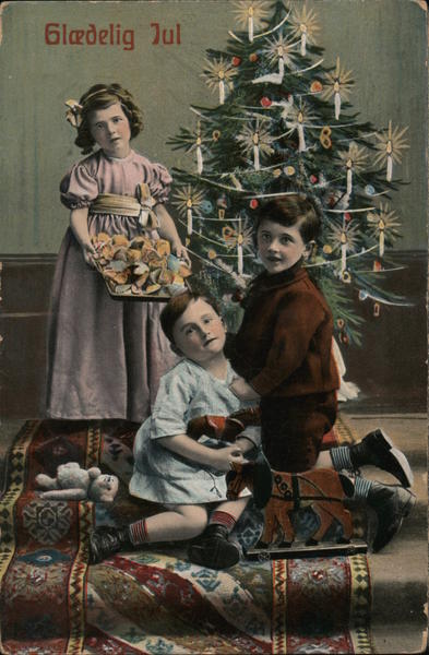 Gladelig Jul Children in Front of Christmas Tree