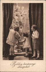 Roldog Kardcsonyi Unnepelcet: Children Peeking at Tree Postcard