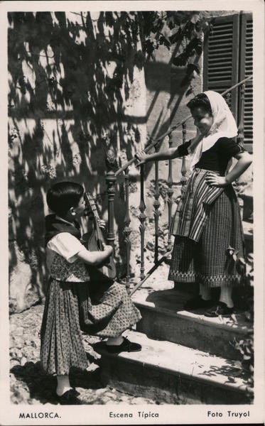 Boy Playing Music for Girl Foto Truyol