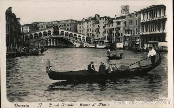 Grande Canal, Rialto bridge, gondolas Venice Italy