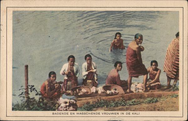 Badende en Wasschende Vrwouwen in de Kali Indonesia