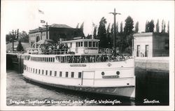 Greyline "Sightseer" in Government Locks Postcard