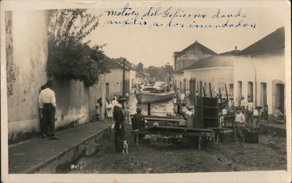 Motores del Gobierno dondo auxilio a los inundados Mexico