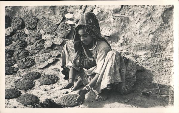 Cow and Buffalo Dung Cakes for Fire India