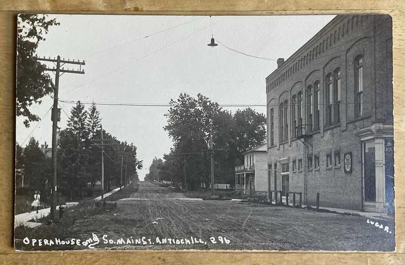 Lugar RPPC Girl On Roller Skates & Opera House At Antioch, Illinois. Lake County