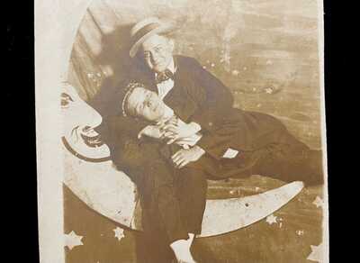 PAPER MOON 2 AFFECTIONATE MEN EMBRACE in ARCADE PROP  MOON  GAY INTEREST  1910s