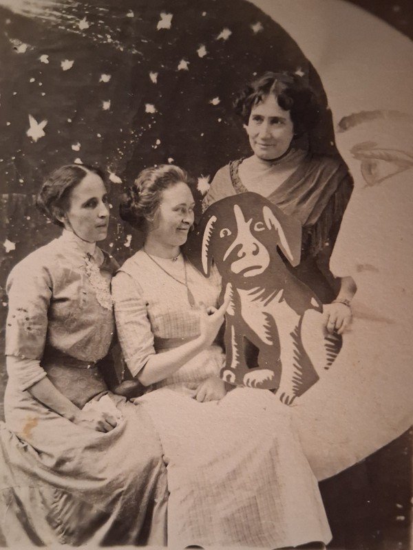 1910s RPPC/REAL PHOTO POSTCARD-3 LADIES ON CUTOUT PAPER MOON W/CUTOUT PAPER DOG