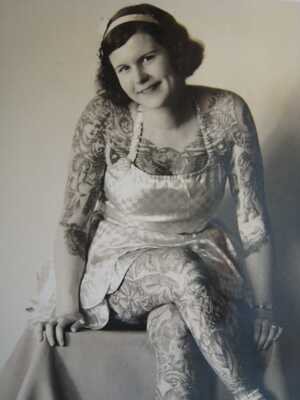 ORIG. EARLY 1930S  TATTOOED LADY CIRCUS ' BETTY BROADBENT ' POSTCARD RPPC